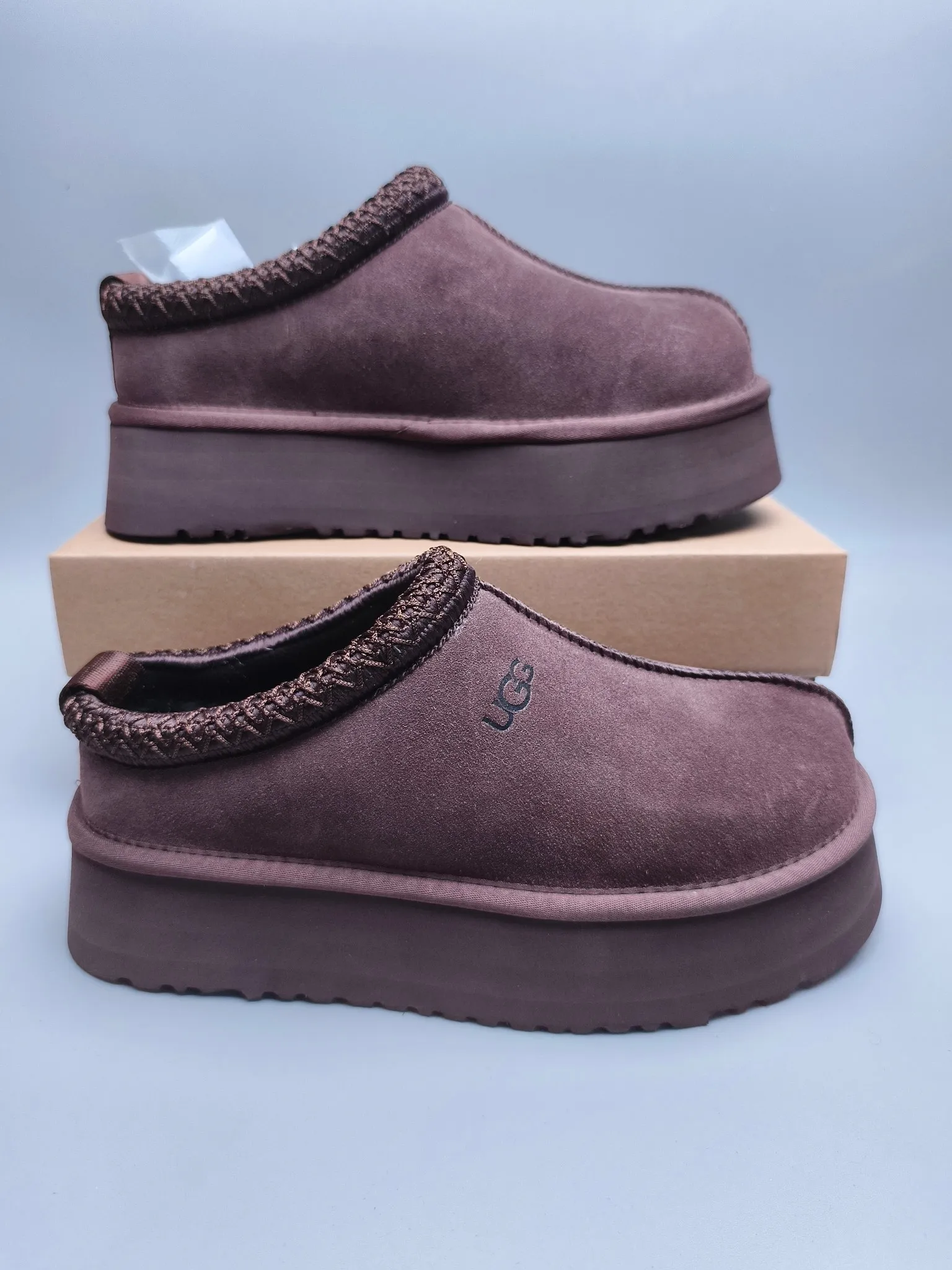 💰440 UGG sheepskin all-in-one snow boots 2553 co-branded national trend style thick-soled one-leg women’s snow boots🐾~ 🍭 A co-branded trendy item launched with well-known designer brands Feng Chen Wang and TELFAR. Zhou Dongyu & Wang Jiaer’s same style Fang Kete boots. The slip-on design makes it easy to put on and take off, and can be used indoors or outdoors. The exotic edging design is eye-catching, and it is definitely worth buying~ 🍭Material: cowhide➕sheep fur Outsole: rubber (light wing technology) 🍭Color: black, maroon, sand, dark green, light gray, chocolate, beige, walnut, brown, dark gray, red 🍭Number of codes: 35-42
